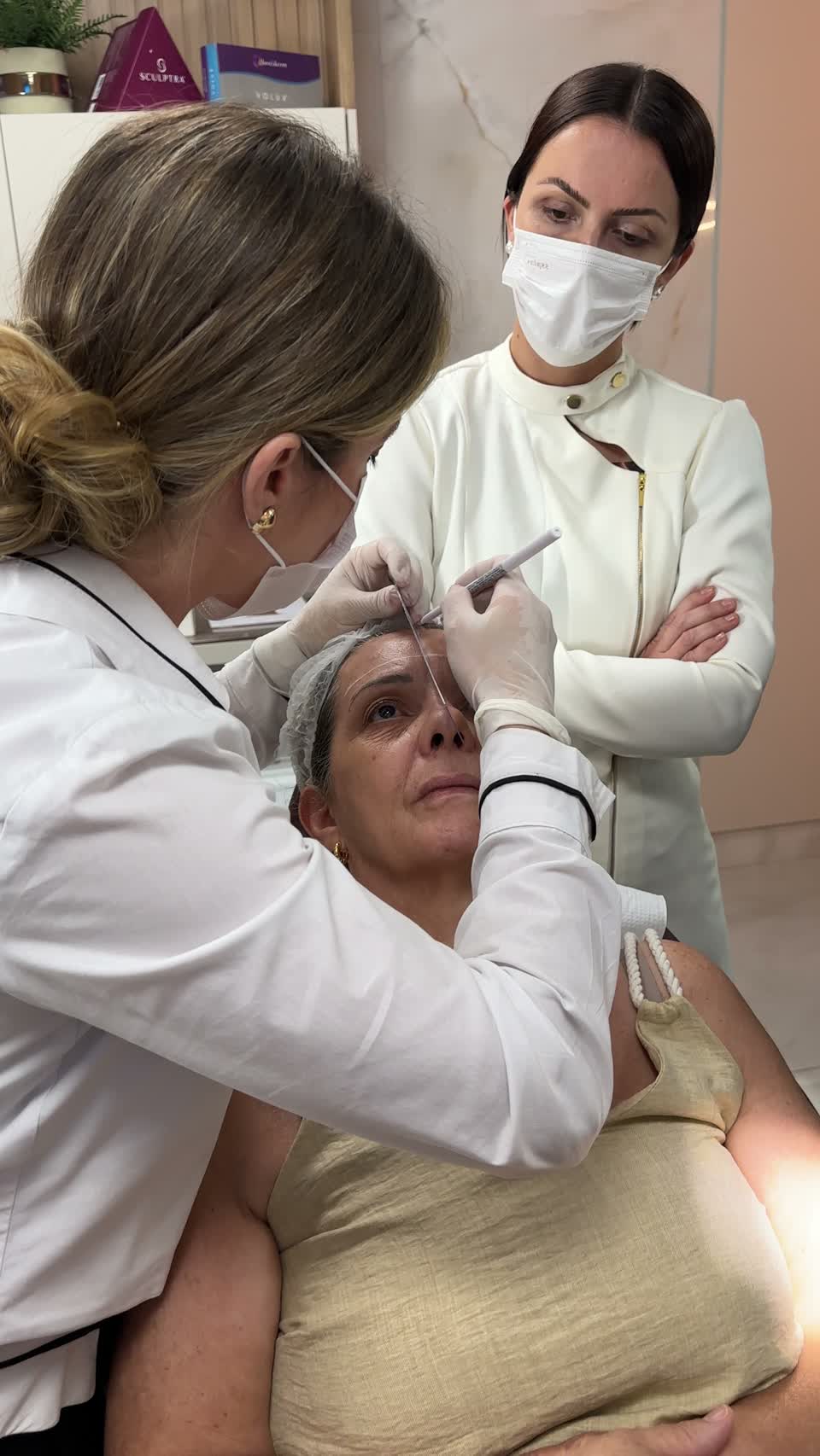 Dra. Liliane acompanha uma profissional durante uma prática clínica